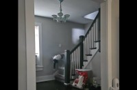 オモチャを取りに家の中を駆ける愛犬。壁走りで柵を飛び越えた！？【アメリカ・動画】