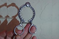 【クイズ】100年以上前の家で見つかった怖そうな謎の道具、この道具はいったい何に使うものでしょうか？