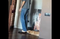 離れたくない！飼い主さんのズボンの裾にくっついて引きずられるかわいい子犬【海外・動画】