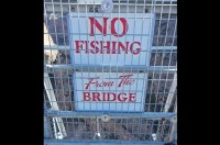 「釣り禁止！」の注意書きにツッコむ撮影者。この橋から釣りをするなんて絶対無理！？【アメリカ・動画】