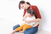 保育園からの一本の電話。早退して迎えに行った私に、夫が放った信じられない一言