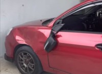 愛車がボコボコに破損させられた！カメラが捉えた犯行後に逃げる犯人は・・スイギュウ！？【海外・動画】