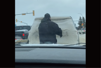 前を走る車がリアガラスに雪が積もったまま迷惑運転！これにウンザリした後続車のドライバーが『ある行動』に出た！！【海外・動画】