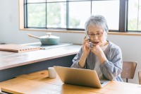 説明しても伝わらない・・・「昔の感覚」のままの親と、ネット手配を担う子世代の温度差