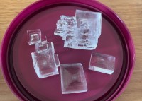 飽和食塩水を作って2年間放置した結果・・。出来上がった結晶が話題に「理科の本とかに出てくるやつみたい」「めちゃめちゃきれい」