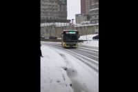 凍った道でバスがスリップ！？このピンチを超絶ドリフトで・・見事回避！！【海外・動画】