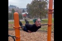 サーカスの団員が魅せたスゴ技！「飛び方を知りたい？」と言ってブランコに向かうと・・宙を舞った！？【アメリカ・動画】