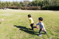 知らないおじいさんに電話番号を渡した私・・・双子育児で体力限界。ベンチで出会ったおじいさんのひと言が心に沁みた理由