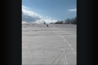 雪の積もった坂を下って来るのは・・。ソリじゃなくてエアマットに乗ったタンクトップにハーフパンツのお兄さん！？【アメリカ・動画】