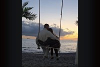 ロマンチックにオチがついた！？夕暮れ時のビーチでぶらんこに揺られるカップルにハプニング【海外・動画】