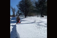 借りてきた除雪機で排雪作業をしていたら・・。楽しそうに遊ぶ子もついてきました！！【アメリカ・動画】