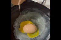 割ってビックリ！ふたごの卵かと思ったら・・、殻付き卵が出てきた！？【海外・動画】