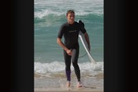 泣きっ面に蜂過ぎる！転んだサーファーに更なる悲劇が襲った！【海外・動画】