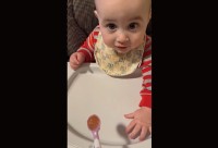 赤ちゃんがごはんよりも夢中になったのは・・。影を追っておおはしゃぎ！！【アメリカ・動画】
