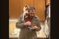 一口ちょ～だい！パパさんが食べるステーキを狙って、ネコが大立ち回り！！【アメリカ・動画】