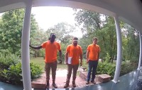 まるでコント！玄関前の床が「ペンキ塗りたて」だと勘違いした3人組の行動をインターホンカメラがキャッチ！【アメリカ・動画】