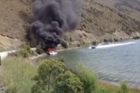 【動画】衝撃的な消火活動！燃えているボートに1台のボートが猛スピードで突っ込んで消火！