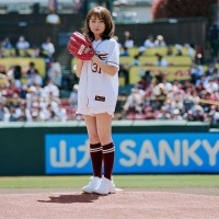 秋元真夏「アサヒスーパードライデー2024」始球式でキレあるショーパン投球炸裂！「お風呂上がりに飲むスーパードライが最高です！」