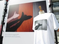 ユニクロ 写真展 GLOBAL PHOTO EXHIBITION と PEACE FOR ALL チャリティTシャツ を買って着て、紛争 差別 貧困などの解決へのチカラに！ 10/9〜10/15 広島でも写真展を開催