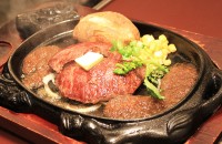 ステーキ宮 初「ミスジステーキ」1/24～2/28 だけの極上牛肉アツうま至福時間！ 宮のタレを熱々鉄板に惜しみなくジュジューッ！ アトム感謝祭 5000円食事券が当たるチャンスも