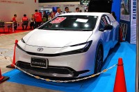 トヨタ現行プリウスを延長架装した最新霊柩車をキャッチ！ 葬儀用車輌生産専門大手 カワキタ の富山発 最新フューネラルカーがイケてる！