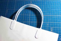 紙袋を有効活用＆リサイクルするときプラスチック取っ手どうする？ 業界呼称 ハッピータックをはずして“パチンわっか留め具”をつくる　耐久保証なし　自己責任で♪
