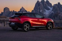 アルファ ロメオ「JUNIOR Ibrida Sport Speciale」140台限定車は“正解より感性”という設計思想が込められたアンチ・コモディティ　斎藤工「クルマと対話できる 矛盾の美学」