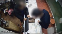 韓国・わずかな隙を突き店からネックレス盗む様子が防犯カメラに　警察が50歳の男逮捕、過去の事件捜査した警察官が顔思い出す