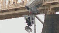 米ケンタッキー州　橋の上から大型トレーラーが宙づり状態　危機一髪