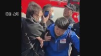 中国国営メディアの記者が警察官に中継を妨害される　爆発事故現場で異例の事態　当局は謝罪
