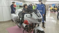 JR新宿駅で交通安全イベント　子どもたちが正しい横断歩道の渡り方など学ぶ　警視庁