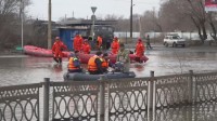 ロシア、カザフスタンで大規模洪水 10万人以上が避難 「過去100年で最悪」堤防決壊も
