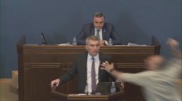 “スパイ法”めぐり ジョージアの国会で議員らが乱闘