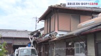 高知・宿毛市で降雨前に応急作業　割れた瓦を手作業で取り除く　震度6弱　地震から4日目