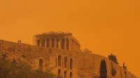 ギリシャ・アテネ　空や町中がオレンジ色に　サハラ砂漠から砂が飛来