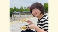 志田未来さん【 #餃子フェス 】公園で持ちきれないほどの食べ物を抱えてご満悦