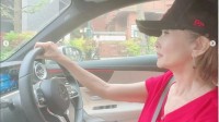 小柳ルミ子さん　愛車の運転ショット公開「車も運転も大好き」メルセデス・ベンツ