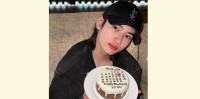 俳優・市村優汰さん バースデーケーキに照れ顔ワンショット 市村正親さんの長男がインスタグラムに投稿