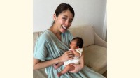 岡副麻希さん　産後12日目　沐浴後の抱っこ写真を公開　「お世話になって本当に本当によかった･･･」