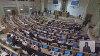 ロシア隣国ジョージア“スパイ法”再可決で事実上成立　議会前に抗議の市民ら集結