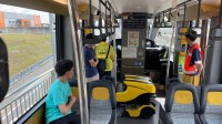 ロボットが電車で隣町まで弁当を配達　宇都宮大が路面電車で実証実験