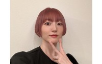 声優・花澤香菜さん　「髪色をピンクベージュにしました」　写真投稿にファン反響　【化物語・千石撫子役】