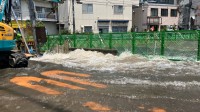 東京・港区の白金高輪駅前　水道管のつなぎ目はずれ一時、水あふれる　ガス工事中に誤ったか　周辺20世帯が一時断水