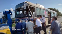 路線バスと乗用車が正面衝突　小学生や高齢者らあわせて6人が軽傷　茨城・水戸市