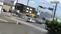 神奈川・海老名市で乗用車とトラックが衝突する事故　トラックの運転手が死亡　乗用車が中央分離帯にぶつかり対向車線に飛び出したことが原因か　神奈川県警