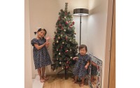 【ののちゃん】村方乃々佳ちゃん（６）　「ルンルンでクリスマスツリーを出しました」　姉妹で笑顔ショット　「まだ3ヶ月先ですが今から待ちきれない様子」