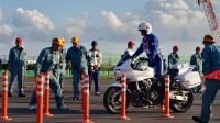 全国白バイ隊員の安全運転競技大会　初日は女性隊員がバランス走行を競う