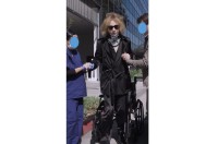 【ＹＯＳＨＩＫＩ】　車いすから、補助を受けながら立ち上がる動画をアップ　８日に３度目の首の手術　「俺をささえてくれますか？」