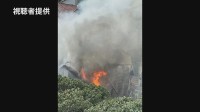 片瀬小学校近くで住宅火災　児童にけがなし　火元の住宅の2人が軽傷　消火活動続く　神奈川・藤沢市