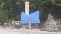 靖国神社の石柱に中国語で「トイレ」など落書き疑い　中国籍の10代少年に逮捕状　犯行翌日に香港へ出国　警視庁